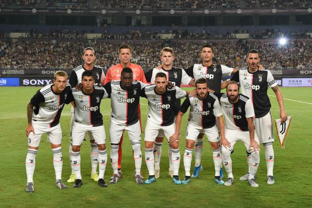 为了掩护同伴撤退，公牛独自留下应对狮群，英雄无处不在！